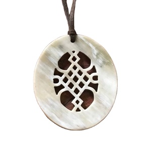 Collier à pendentif personnalisé en corne Meilleure qualité pour les femmes Collier à pendentif en corne de buffle pour fête Meilleur prix Taille personnalisée - Product Image 1