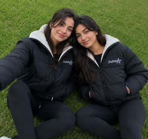 Blouson court matelassé noir pour femme avec capuche en sherpa, doudoune matelassée personnalisée pour l'hiver, manteau court matelassé pour femme OEM/ODM - Product Image 5