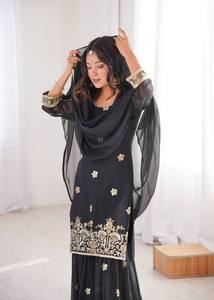 Traje Kurta Sharara de Diseñador en Georgette con Bordado de Lentejuelas, Detalle de Dori en la Espalda, Parte Inferior Fluida y Dupatta Coordinada para Mujer - Product Image 5