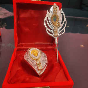 กล่องซินดูร์สีเงินและแท่งติลักในชุดของขวัญสำหรับเทศกาลดีวาลี - Product Image 1