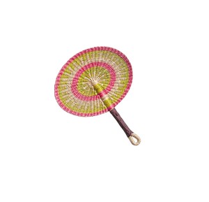Abanico artesanal de hierba marina tejida en rosa y verde con diseño étnico, ideal para bodas al aire libre y reuniones de verano. - Product Image 2