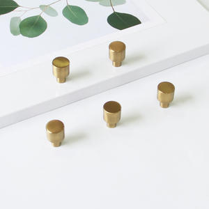 Poignée de meuble moderne en alliage de zinc brossé doré, bouton de tiroir minimaliste, écologique et durable TRACLAP pour cuisine et chambre à coucher - Product Image 1