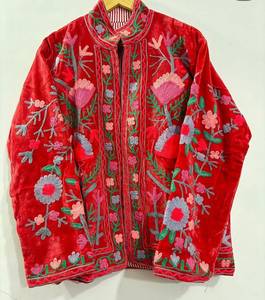 Chaqueta Kimono de Terciopelo Rojo Estilo Vintage Indio con Bordado Floral, Chaqueta Suzani Hecha a Mano con Trabajo Crewel, Abrigo para Mujer - Product Image 2