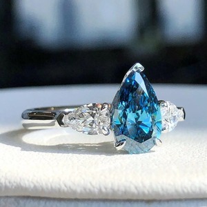 Anillo de Compromiso de Tres Piedras con Diamante Cultivado en Laboratorio Certificado por IGI, Color Azul Pera de 2.1ct, Oro Blanco de 14K, Diseño de 3 Piedras - Product Image 1
