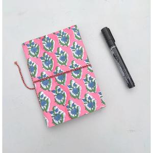 Carnet à couverture rigide artisanal en papier fait main, avec reliure cousue au fil, motif floral rose et vert, provenant du Rajasthan - Product Image 1