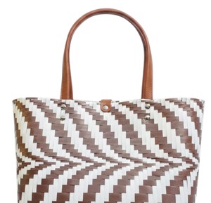 Sac à main en plastique tissé marron et blanc à motif zigzag, élégant, avec bouton-pression, vente directe - Product Image 2
