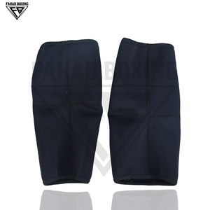 Coudières ergonomiques noires et bleues respirantes et absorbant les chocs pour l'entraînement en contact total et les clubs de combat - Product Image 2