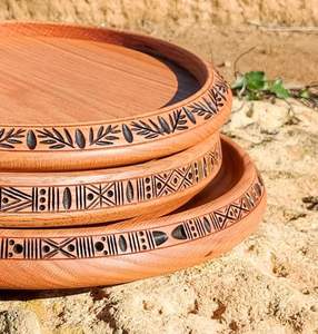 Assiettes de service élégantes, faites à la main, durables, écologiques, au design classique, de forme irrégulière, gravées, avec motif personnalisé pour la restauration fine - Product Image 3