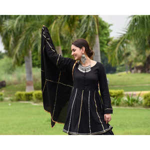 Conjunto de traje de crepé de rayón negro a cuadros con bordado Gotta de STYLE DE MAISON, con dupatta de Gotta pesado, diseño de diseñador, para bodas, fiestas, festividades, ropa étnica para mujer. - Product Image 1