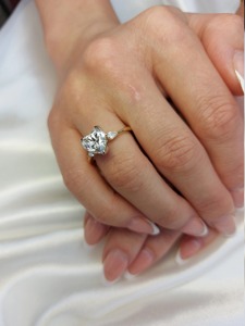 Bague de fiançailles en diamant taille cœur de 2,5 carats de qualité supérieure, or massif 18 carats, pierres latérales en forme de poire, classique pour femme, certifiée GIA - Product Image 3