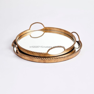 Bandeja de servicio de latón vintage única con acabado dorado, diseño exclusivo perfecto para hoteles o restaurantes de alta cocina - Product Image 4