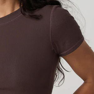 Service OEM : Conception de T-shirts pour femmes, couleur unie élégante, prix abordable, pour acheteurs en gros, style minimaliste et décontracté. - Product Image 4