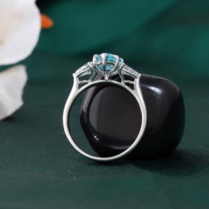 Anillo de Diamante Azul en Forma de Pera Cultivado en Laboratorio con Diamantes Laterales en Corte Pera en Oro Blanco, Anillo de Compromiso y Boda de Lujo para Mujer - Product Image 4