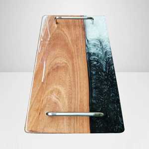 Plateau de service en bois d'acacia à bords naturels et résine époxy avec poignées métalliques de qualité supérieure pour cuisine et salon contemporains - Product Image 6
