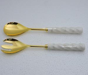 Cuillère à salade au design moderne, manche en pierre et résine, acier inoxydable avec finition argentée, pour une utilisation en cuisine. - Product Image 3