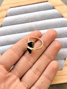 Bague ouverte ajustable en tourmaline noire naturelle plaquée or, faite à la main, bijou statement en cristal noir pour femme, vente en gros - Product Image 4