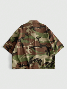 เสื้อเชิ้ตเดนิมลายพรางประดับเพชรเทียมสำหรับผู้ชาย ตกแต่งด้วยหมุดสีเขียวลายพราง กระดุมแป๊ก แขนสั้น ทรงบ็อกซี่ สไตล์ตะวันตก แบบสั่งทำ - Product Image 2