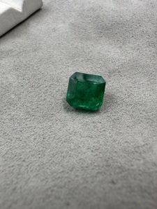 Émeraude zambienne naturelle vert vif 5,59 carats, taille carrée, pierre précieuse verte non montée pour la création de bijoux - Product Image 2
