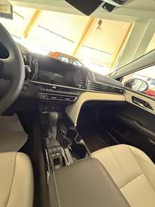 Camry XLE 2.5L Híbrido de Lujo Sedán FWD 2025 usado - Product Image 4