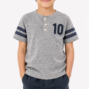 เสื้อยืดเด็กผู้ชายสีเทาแบบเฮนลีย์ พิมพ์ลายตัวเลข แขนสั้น ผ้าคอตตอนผสม สไตล์ลำลอง แต่งกระดุม คอทรงกลม - Product Image 1