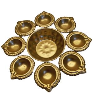 Juego de regalo de Diwali, regalo de negocios hecho a mano, luz Diya de Metal dorado antiguo con cuenco Floral, estilo comercial personalizado de dos lados de pavo real - Product Image 1