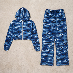 Ensemble de survêtement pour femme avec sweat à capuche court zippé camouflage bleu et pantalon de survêtement large assorti, vêtements personnalisés en gros, collection automne - Product Image 3