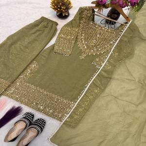 Conjunto Sharara VASTRA COTTAGE con Top Bordado de Seda Gruesa y Texturizada, Mangas Largas y Dupatta con Lentejuelas, Ideal para Eventos Festivos - Product Image 3