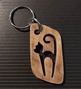 Llavero Decorativo de Madera con Iniciales Personalizadas para Regalos de Cumpleaños, Bodas, Aniversarios y Celebraciones - Product Image 4