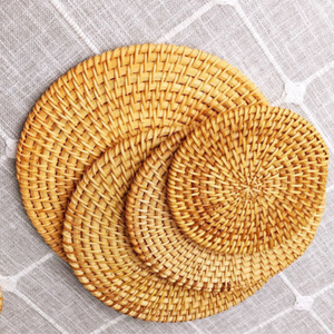Assiette tissée à la main en rotin et jonc de mer naturel, motif circulaire floral, écologique, décoration de table pour la maison, fabriquée à Da Nang - Product Image 1