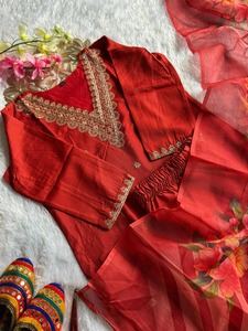 Ensemble haut et pantalon en rayonne slub de haute qualité avec broderie au fil de coton et imprimé numérique Chanderi, accompagné d'un dupatta à latkan. - Product Image 3