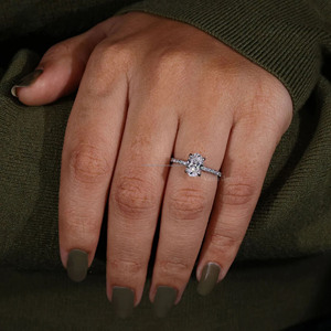 Anillo de compromiso de diamante cultivado en laboratorio de corte ovalado, anillo de bodas de oro blanco de 18 quilates para mujer, conjunto de puntas de garra y pavé, anillo de regalo de aniversario - Product Image 2