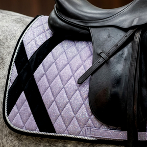 Al por mayor OEM Manta de silla de montar para equitación de doma y salto, acolchada con diamantes, con brillo de lavanda, diseño de rayas negras diagonales y purpurina - Product Image 5