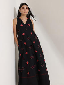 Robe midi sans manches noire avec broderie rouge à motif géométrique, col rond, silhouette droite, tenue décontractée quotidienne, 100% coton tissé - Product Image 5