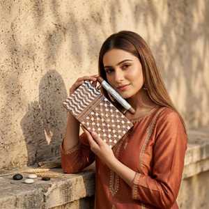 Pochette en bois de luxe style bohème avec incrustation de nacre MOP et motif artisanal pour événements nuptiaux et fêtes - Product Image 6