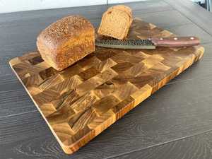 Planche à découper de cuisine en teck massif recyclé, faite à la main, design à grain de bois traversant, rainure pour jus, écologique, compatible lave-vaisselle, épaisseur 1,5 cm - Product Image 4
