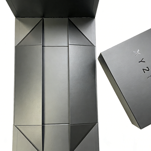 Caja de Regalo Resistente de Papel Moderno y Lujoso, Reciclable, Hecha a Medida, con Laminación UV Mate, Grabado en Relieve y Cierre Magnético para Ropa - Product Image 3