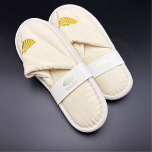 TECHNOFIRST SOLUTION TB-25 Chaussons d'hôtel jetables en silicone corail légers de haute qualité avec logo imprimé personnalisé et bordure sur mesure - Product Image 1