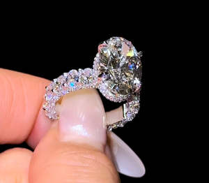 Anillo de Compromiso de Lujo con Moissanita de Corte Ovalado, Halo Oculto y Banda Gruesa de Diamantes Pavé, Oro de 14K/18K, Anillo Nupcial - Product Image 5