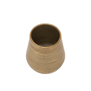 Vase en fer doré Design texturé long et attrayant pour la maison et le jardin Décoration intérieure et extérieure pour les mariages et les fêtes - Product Image 2
