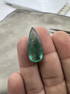 Émeraude naturelle zambienne de 10,86 carats, taille géante, coupe poire, pierre précieuse non montée pour la création de bijoux - Product Image 2