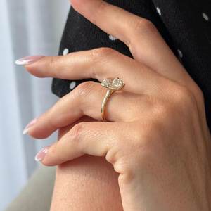 Bague solitaire en or jaune 14 carats avec diamant de laboratoire taille radiant de 3 carats, sertie de griffes et de clos, certifiée IGI - Product Image 5