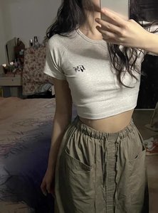 เสื้อยืดผู้หญิงทรงสลิมฟิตสำหรับฤดูร้อน ดีไซน์โชว์เอวสูง แขนสั้น ความยาวระดับไหล่ - Product Image 3