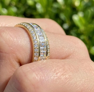 Anillo de Boda de Alta Calidad con Tres Hileras de Diamantes Cultivados en Laboratorio, Corte Princesa de 7MM de Ancho, Claridad VVS2, Engastados en Puntas, Chapado en Oro, Certificado IGI - Product Image 6