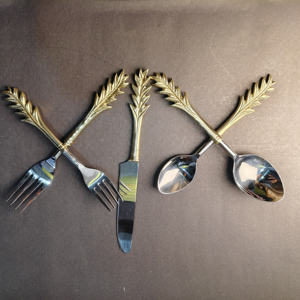 Juego de cubiertos de 5 piezas con diseño de tallo de trigo dorado, dos tenedores, un cuchillo y dos cucharas con diseños de mango cruzado de cáscara de trigo. - Product Image 2