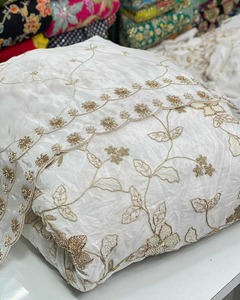 Tissu en soie brodé de perles très demandé pour foulards, châles et étoles de luxe, et pour la mode de créateurs, disponible à la vente - Product Image 5