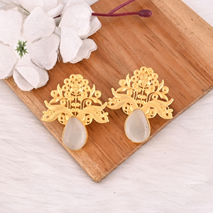 Boucles d'oreilles en laiton plaqué or faites à la main avec pierre œil-de-chat blanche, bijoux fantaisie pour femmes - Product Image 2