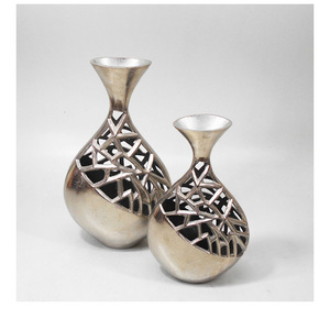 Jarrón de Aluminio Hecho a Mano con Base Elevada para Arreglos Florales de Lujo y Decoración de Centros de Mesa para Bodas - Product Image 2