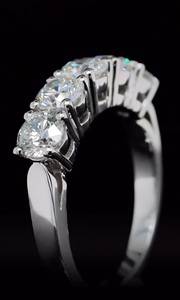 Bague de fiançailles et alliance en or blanc 14 carats avec cinq diamants de laboratoire ronds de 4 carats sertis à griffes - Product Image 2