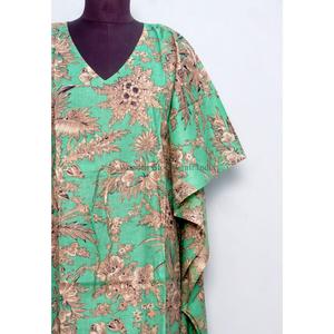 ชุดเดรสยาวผ้าฝ้ายพิมพ์ลายดอกไม้ทำมือสำหรับผู้หญิงอินเดีย พิมพ์ลายด้วยมือแบบฟรีแฮนด์บล็อก เหมาะสำหรับฤดูใบไม้ผลิ ฤดูร้อน ใส่คลุมชุดไปทะเล หรือใส่ในบ้าน - Product Image 2