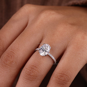 Anillo de compromiso de diamante cultivado en laboratorio de corte ovalado, punta de garra doble y configuración de pavé, anillo de boda y promesa de oro blanco de 10K para ella - Product Image 3